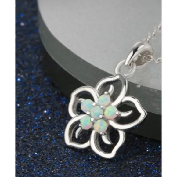 PRETTY WHITE FLOWER FIRE OPAL ON SILVER NECKLACE - Picture 5 of 6
